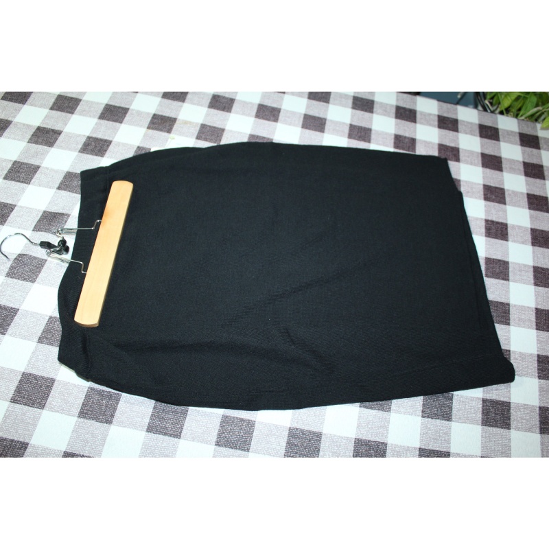 WOMANS ADOLFO DRY ACRYLIC AND LAMBS WOOL BLACK SKIRT NWT SIZE MEDIUM