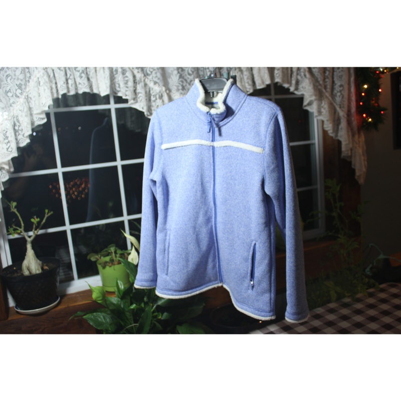 WOMANS TALBOTS BLUE AND WHITE FLEECE JACKET SIZE MEDIUM P