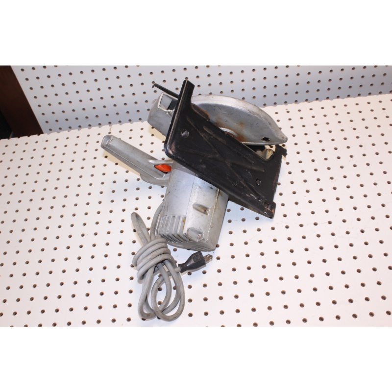 Vintage Black & Decker circular saw model number 7301