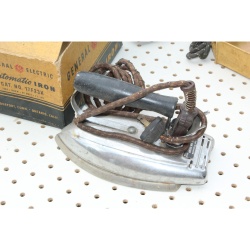  VINTAGE Fostoria Bersted ELECTRIC IRON Wood Handle 505 Lightning - w/ G.E. Box