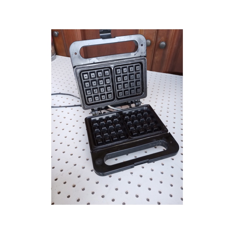 Salton Belgian Waffle Maker Model WM - 4A Black Non-Stick EUC SF