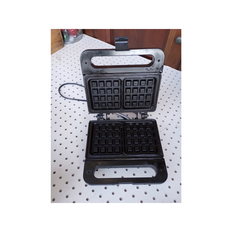 Salton Belgian Waffle Maker Model WM - 4A Black Non-Stick EUC SF