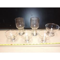 LOT OF 4 DESSERT CLEAR GLASS DISHES AND 2 WINE GLASSES