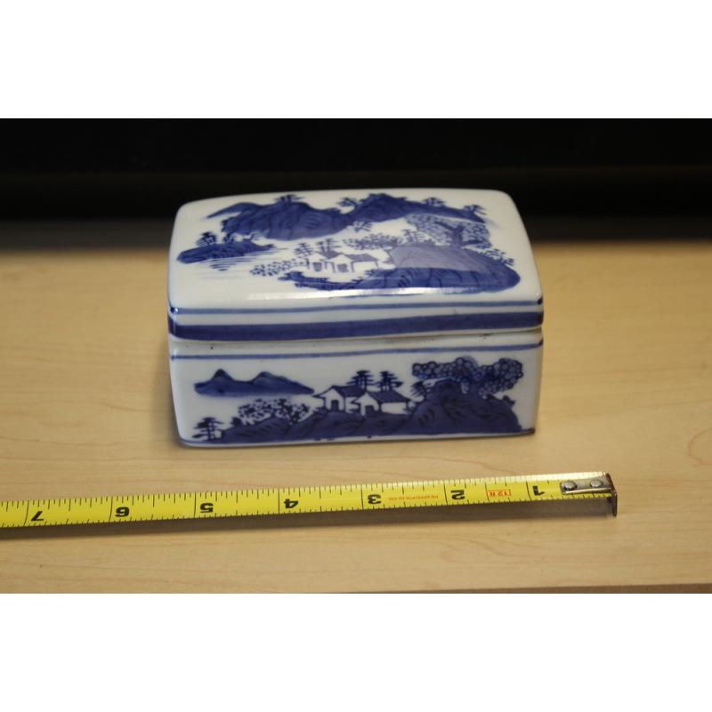 VINTAGE CHINESE BLUE AND WHITE PORCELAIN DRESSER BOX WITH LID