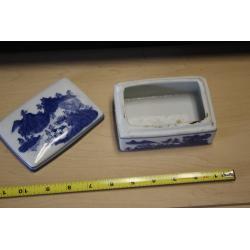 VINTAGE CHINESE BLUE AND WHITE PORCELAIN DRESSER BOX WITH LID