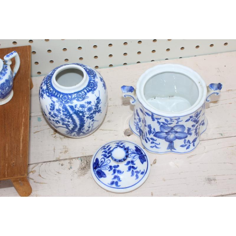 LOT OF 5 BLUE AND WHITE CREAM / SUGAR AND TEA CUP