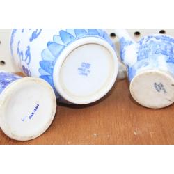 LOT OF 5 BLUE AND WHITE CREAM / SUGAR AND TEA CUP