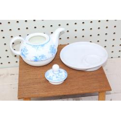 TEA POT AND LITTLE WHITE PLATE