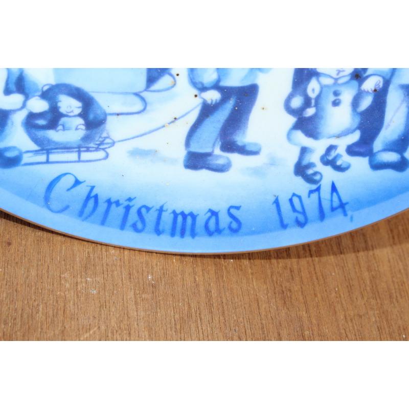 Norcrest China WINTER CHRISTMAS 1972 DECORATOR WALL PLATE blue white H Saji X556