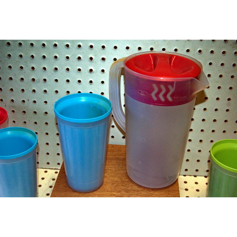 RUBBERMAID PITCHER AND 6 TUMBLERS / CUPS