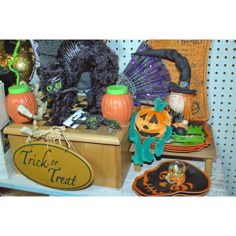LOT OF HALLOWEEN PARTY DECORATIONS
