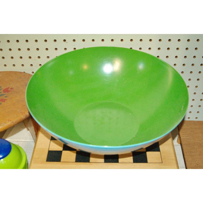 LOT OF PLASTIC WARE BOWLS , ICE TRAYS ECT.