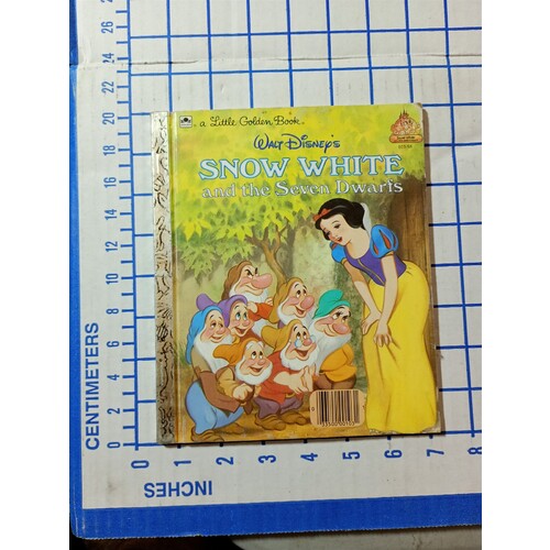 Snow White and the Seven Dwarfs (Disney Princess) (Little Golden Book) - GOOD