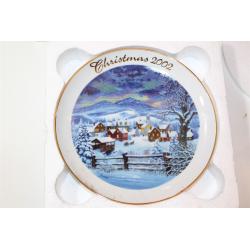 2002 Avon Christmas Collector Plate Tom Newsom Home for Holidays 22k Gold Trim