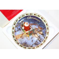 2003 Avon Christmas Plate Coming to Town Tom Newsom 22k Gold Trim Santa Reindeer