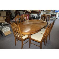 Dining room table with 2 leaves and 6 chairs 68 x 42 x 29.5