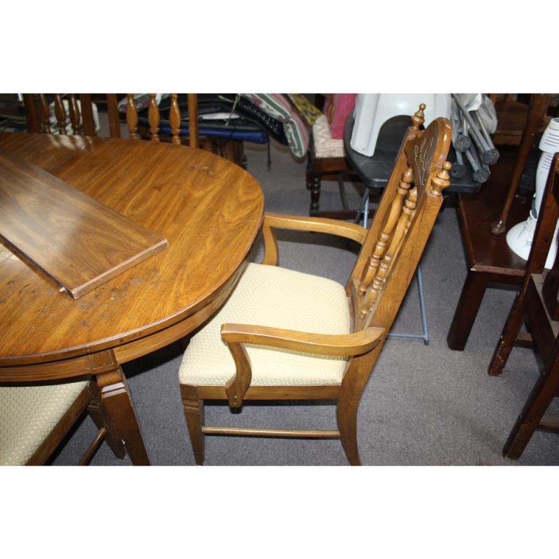 Dining room table with 2 leaves and 6 chairs 68 x 42 x 29.5