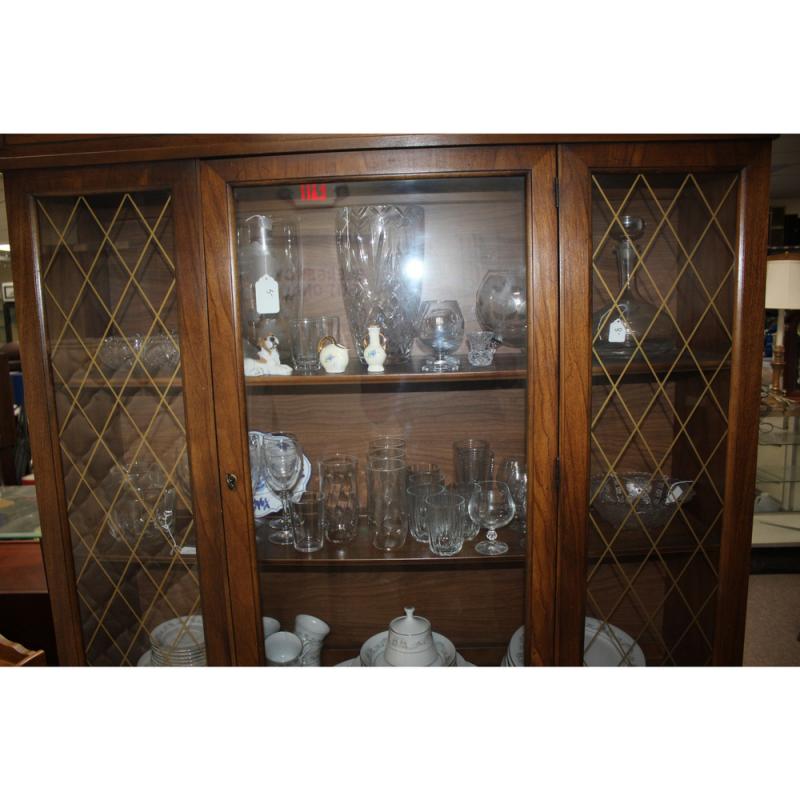 Nice vintage china cabinet 50 x 16 x 77