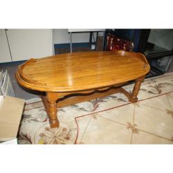 Very nice oval coffee table 52 x 28.5 x 16