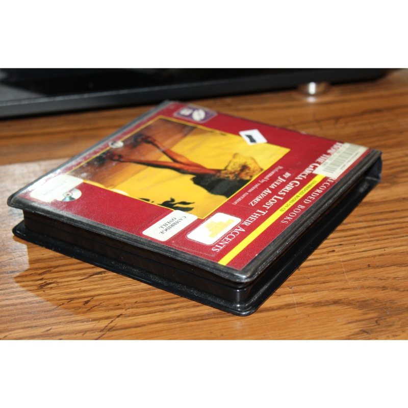 How the Garcia Girls Lost Their Accents by Julia Alvarez (2006, CD)