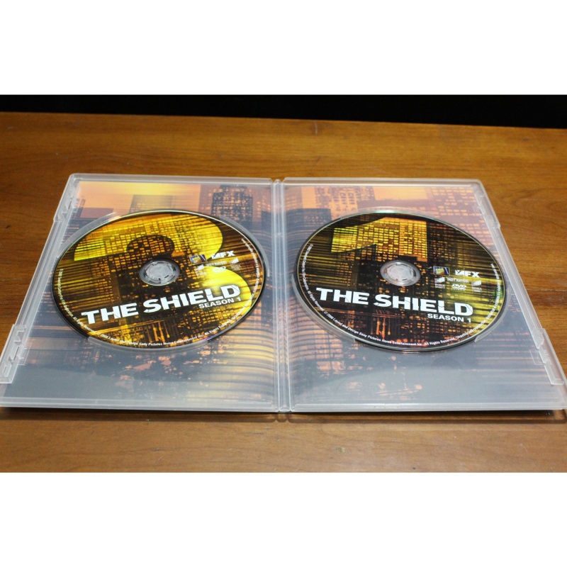6317: DVD The Shield: Season 1 Discs 1 & 3 