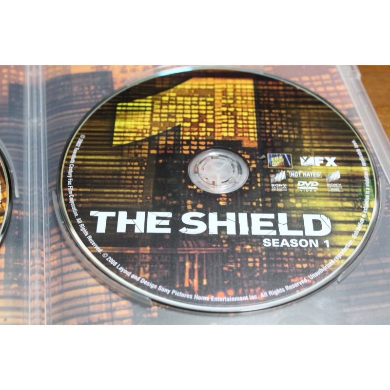 6317: DVD The Shield: Season 1 Discs 1 & 3 